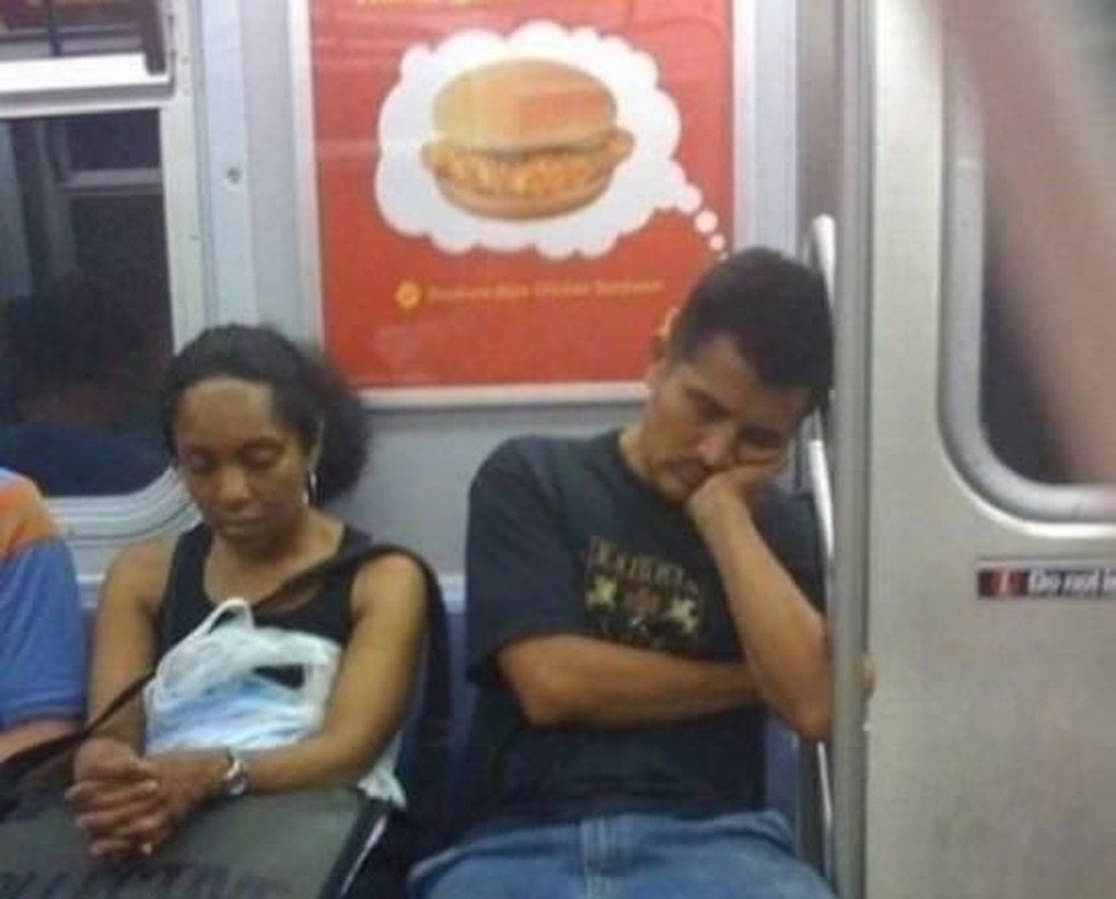 Người đàn ông đang có giấc mơ đẹp về chiếc bánh hamburger. Người đàn ông đang có giấc mơ đẹp về chiếc bánh hamburger.