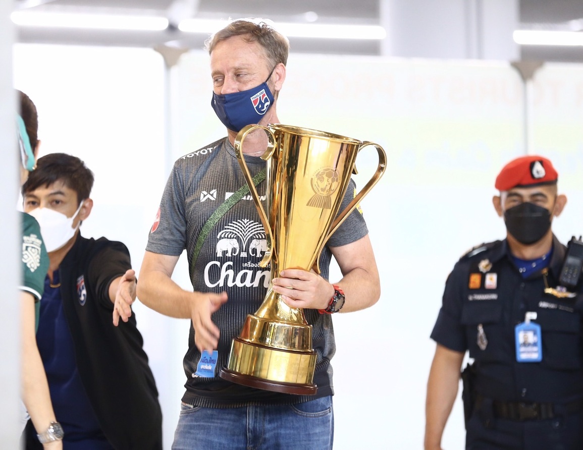 Tuyển Thái Lan rước cúp vàng AFF Cup về nước, nhận cơn mưa tiền thưởng - 2 Tuyển Thái Lan rước cúp vàng AFF Cup về nước, nhận cơn mưa tiền thưởng - 2