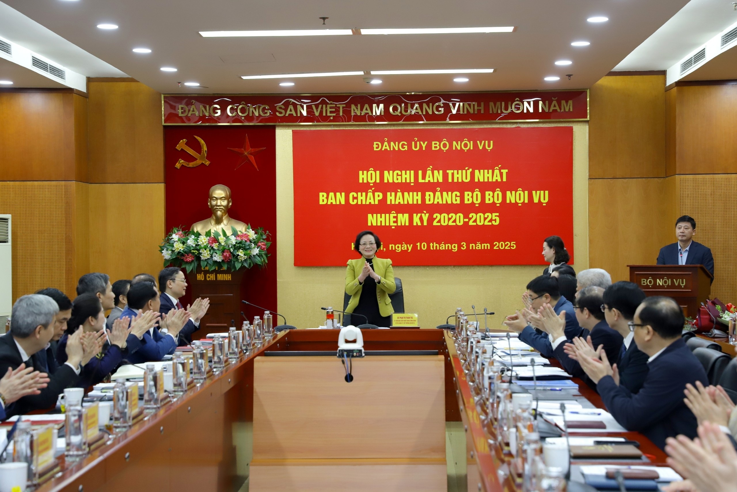 รัฐมนตรี Pham Thi Thanh Tra ดำรงตำแหน่งเลขาธิการคณะกรรมการพรรคของกระทรวงมหาดไทย - 1 Bộ trưởng Phạm Thị Thanh Trà làm Bí thư Đảng ủy Bộ Nội vụ - 1