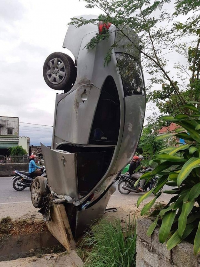Ô tô đâm bật nắp cống, trạng thái cuối cùng khiến tất cả khó hiểu - Ảnh 1. Ô tô đâm bật nắp cống, trạng thái cuối cùng khiến tất cả khó hiểu - Ảnh 1.