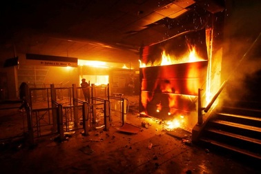 Chile chìm trong bạo lực, tổng thống ban bố tình trạng khẩn cấp