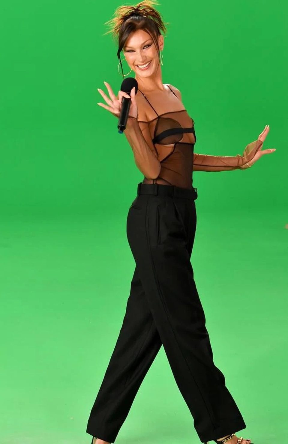 Bella Hadid diện áo xuyên thấu lạ mắt ra phố - 7 Bella Hadid diện áo xuyên thấu lạ mắt ra phố - 7
