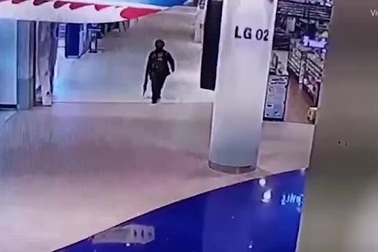 Hình ảnh binh sĩ Thái Lan xả súng bên trong trung tâm thương mại