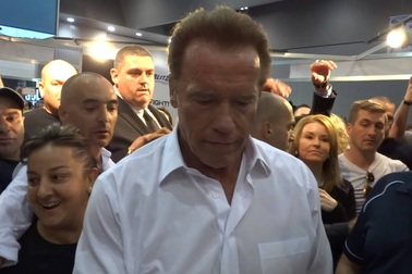 Arnold Schwarzenegger ký tặng người hâm mộ