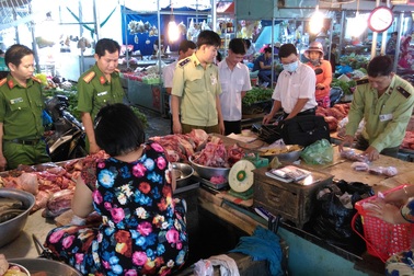 Phát hiện 20kg thịt bò ở chợ nhiễm hàn the