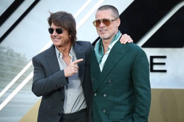 Khoảnh khắc Tom Cruise và Brad Pitt tái ngộ sau 24 năm gây sốt