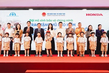 Honda Việt Nam khởi động chương trình trao mũ bảo hiểm cho học sinh lớp một năm học 2024 - 2025