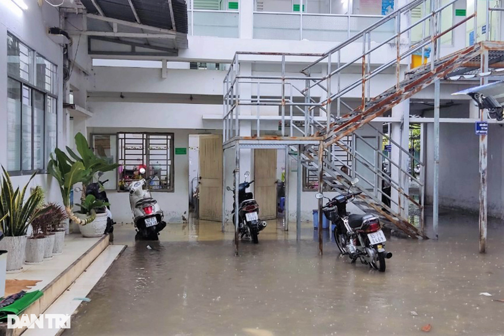 Nhiều tuyến đường bị ngập vì triều cường dâng cao sớm kèm mưa lớn - 8 Nhiều tuyến đường bị ngập vì triều cường dâng cao sớm kèm mưa lớn - 8