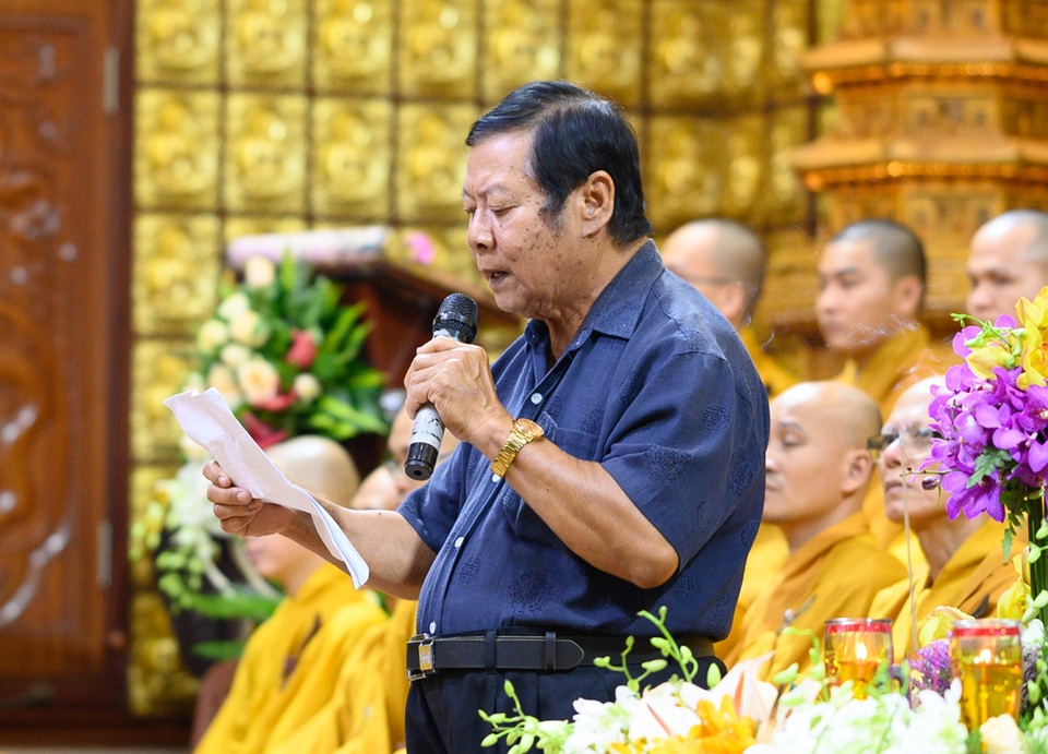 Con gái Vân Quang Long khóc khi hát Ba kể con nghe trong Lễ cầu siêu - 9 Con gái Vân Quang Long khóc khi hát Ba kể con nghe trong Lễ cầu siêu - 9