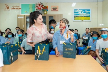 Viện Thẩm mỹ Xuân Hương tặng quà cho bệnh nhân khó khăn tại Bệnh viện K