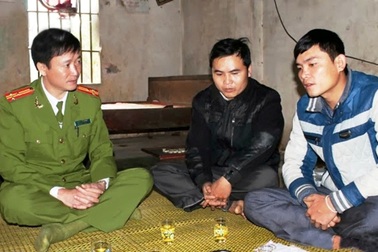 Dùng cốc thủy tinh hành hung công an xã