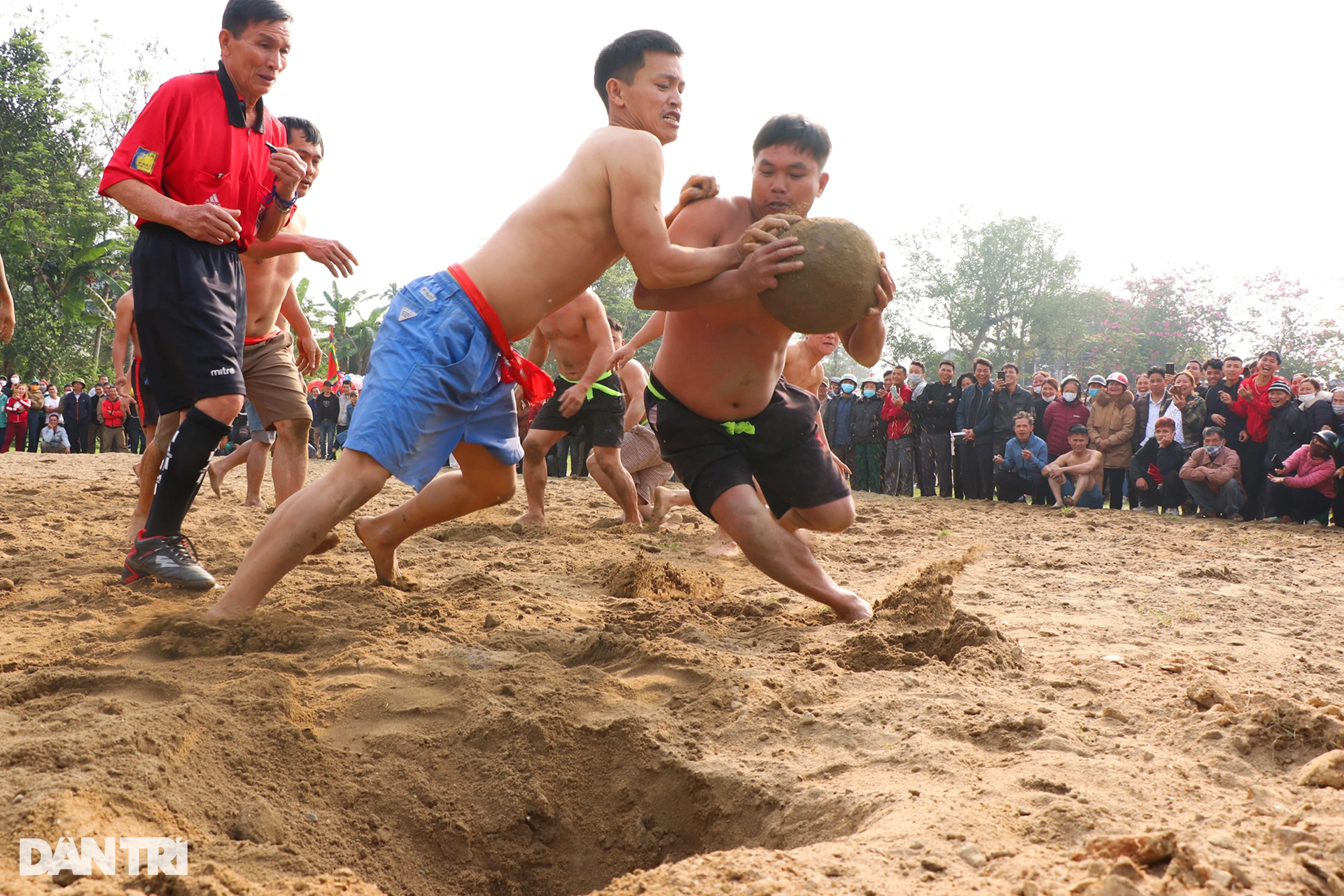 Xem trai làng đánh trần, tranh nhau quả cù nặng 10kg đẽo từ gốc chuối - 9 Xem trai làng đánh trần, tranh nhau quả cù nặng 10kg đẽo từ gốc chuối - 9