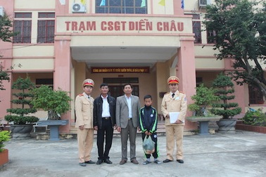 CSGT phát hiện bé trai ngủ ngoài ruộng trong giá buốt