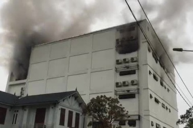 video: Đang cháy lớn tại karaoke Kingdom, cột khói bốc cao hàng chục mét