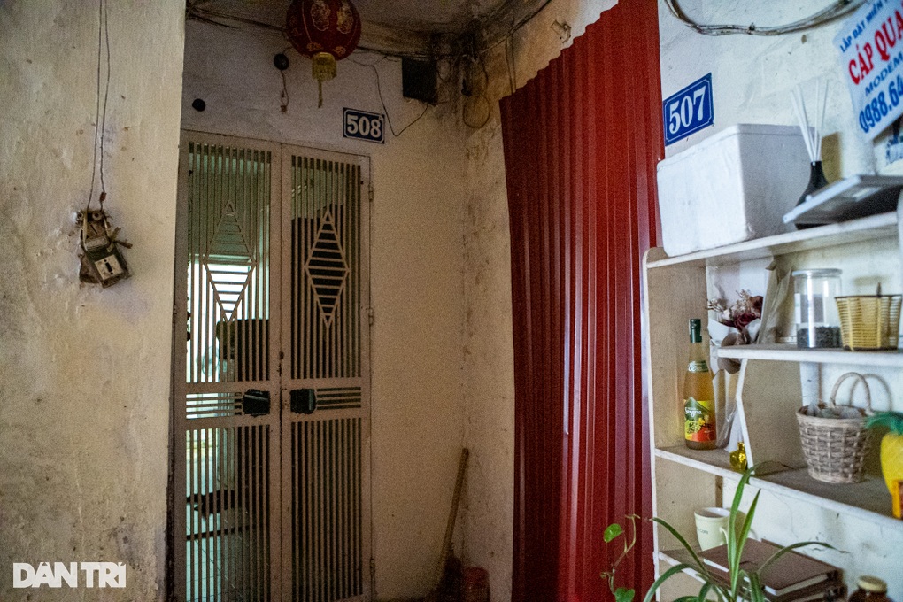 Cuộc sống quây tôn như trong lồng chim tại chung cư nguy hiểm nhất Hà Nội - 5 Cuộc sống quây tôn như trong lồng chim tại chung cư nguy hiểm nhất Hà Nội - 5
