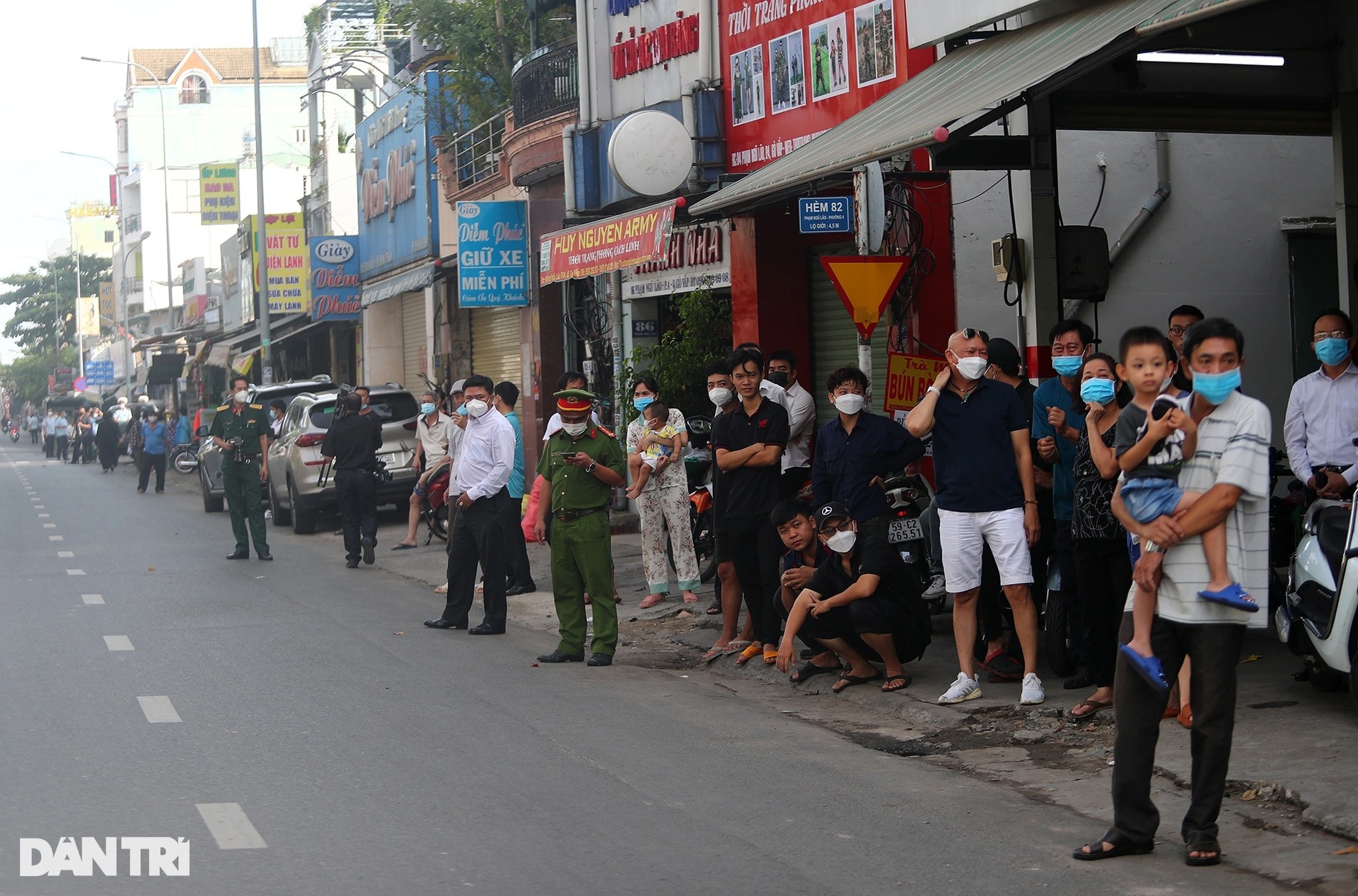 Người dân TPHCM tiễn đưa Phó Chủ tịch Lê Hòa Bình về nơi an nghỉ cuối cùng - 17 Người dân TPHCM tiễn đưa Phó Chủ tịch Lê Hòa Bình về nơi an nghỉ cuối cùng - 17