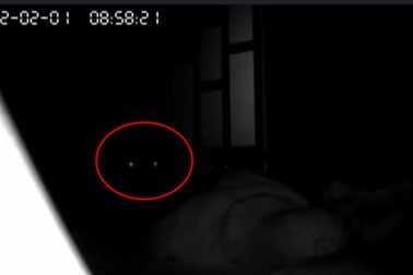 Hiện tượng đốm sáng nhấp nháy trong phòng tối khiến người phụ nữ lo sợ