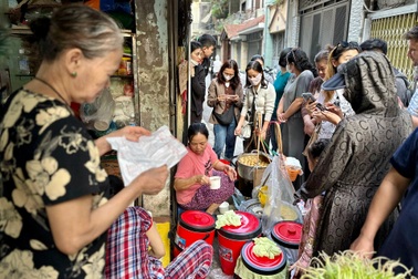 Khách nín thở ăn bánh trôi tàu "vừa bưng bát, vừa sợ bị đuổi" ở Hà Nội