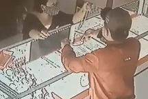 Bắt "nóng" tên cướp tiệm vàng ở Hà Nội