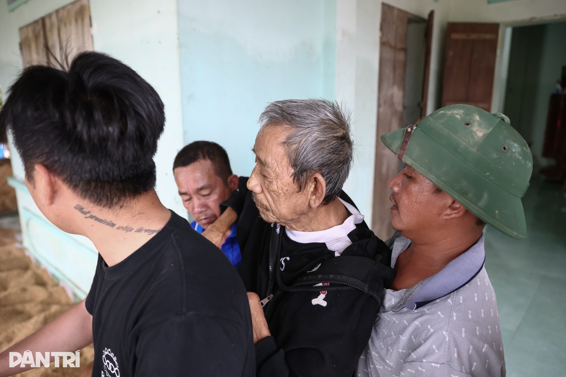 Người hùng cứu gần 70 mạng người trong trận lũ kinh hoàng ở vùng Phú Yên - 8 Người hùng cứu gần 70 mạng người trong trận lũ kinh hoàng ở vùng Phú Yên - 8