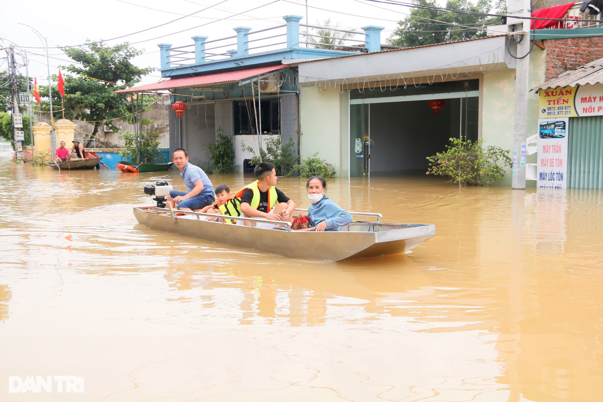 Cảnh sống trên thuyền, ngủ mái nhà ở rốn lũ sông Hoàng Long - 13 Cảnh sống trên thuyền, ngủ mái nhà ở rốn lũ sông Hoàng Long - 13