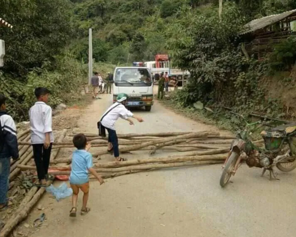 CSGT bị người dân chặn đường để... đòi lại xe vi phạm - 2 CSGT bị người dân chặn đường để... đòi lại xe vi phạm - 2