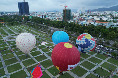 Hàng nghìn du khách đổ về phố biển Quy Nhơn xem khinh khí cầu