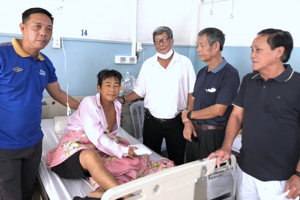 Cựu cầu thủ nổi tiếng Việt Nam cấp cứu trong đêm, sức khỏe hiện ra sao? - 1