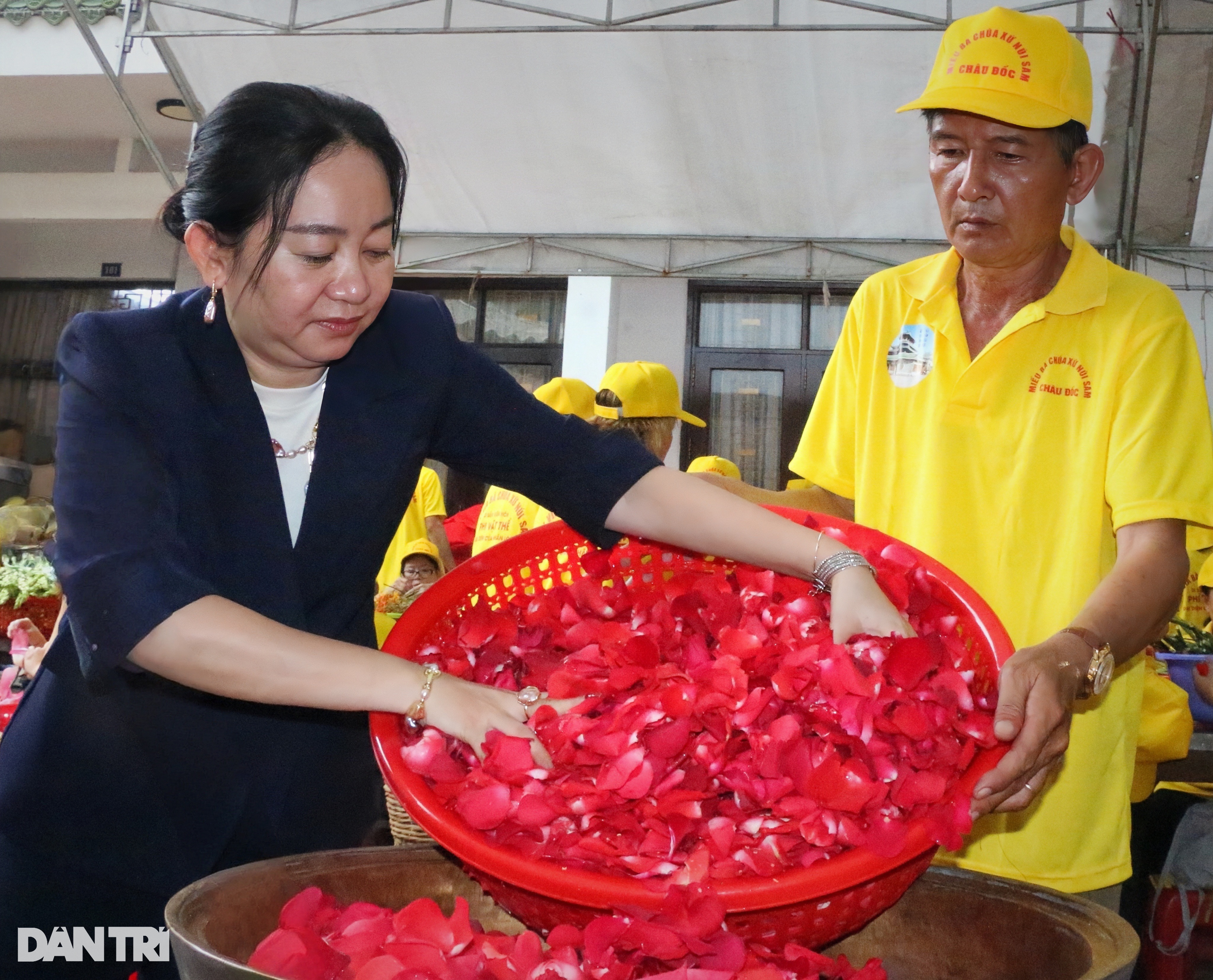 Cận cảnh quá trình nấu 9 loại hoa tắm tượng Bà Chúa Xứ núi Sam - 10