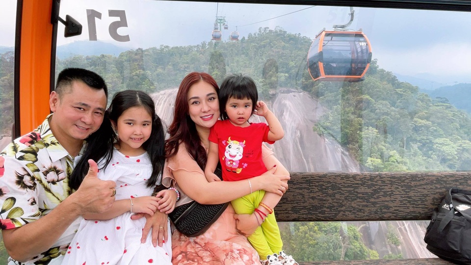 Khoảnh khắc hạnh phúc của NSND Tự Long bên vợ đẹp - 1