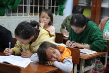 3 thế hệ cùng học chung một lớp để mong thoát nghèo, biết đếm tiền Việt