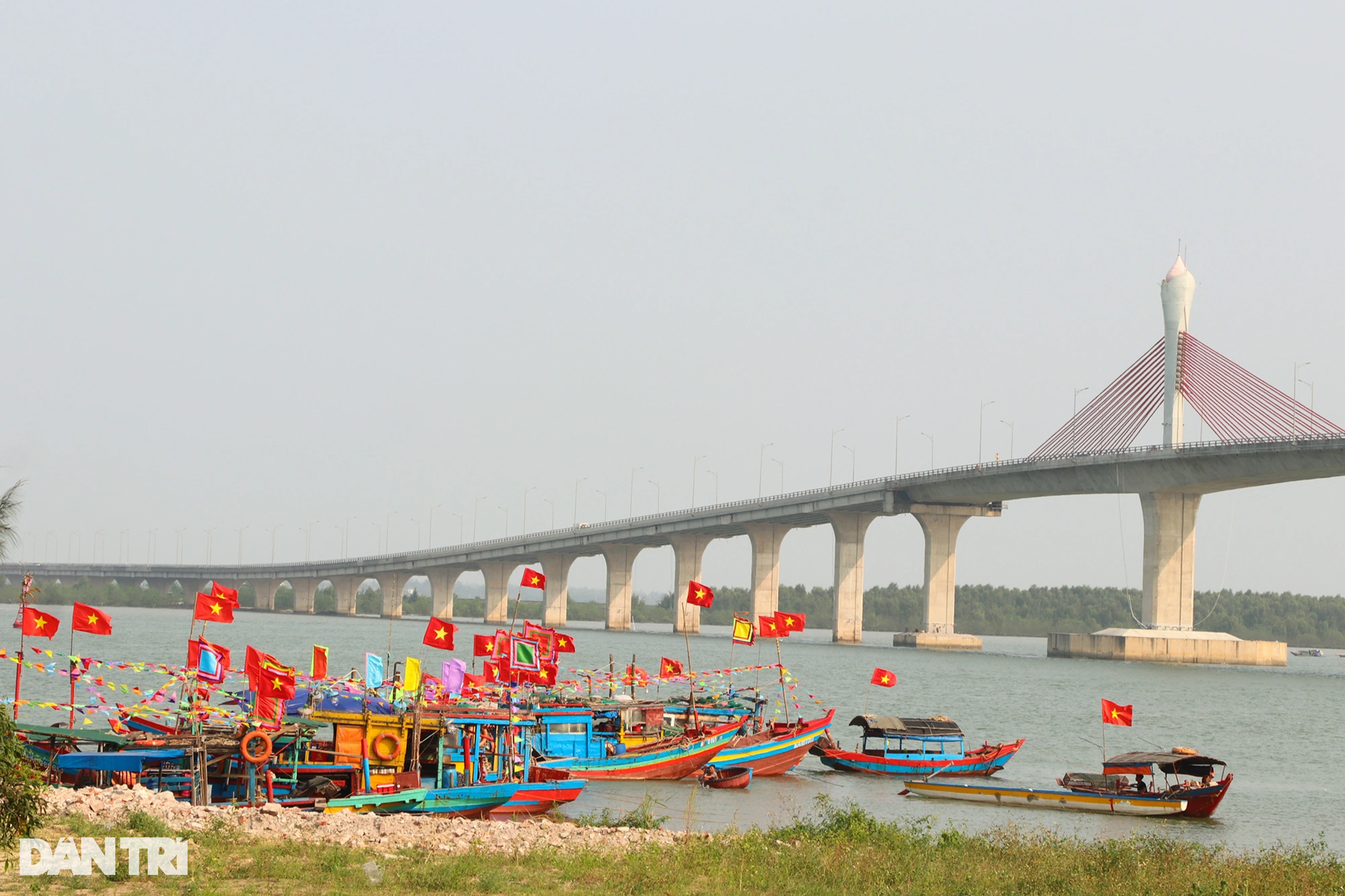 Người đàn ông quyết tranh tài với chị em trong cuộc thi… rót nước mắm