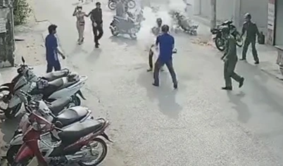 ប្តីចាក់សាំងដុតសម្លាប់ប្រពន្ធហើយដុតខ្លួនឯង - ១ Chồng tẩm xăng rồi ôm vợ tự thiêu - 1