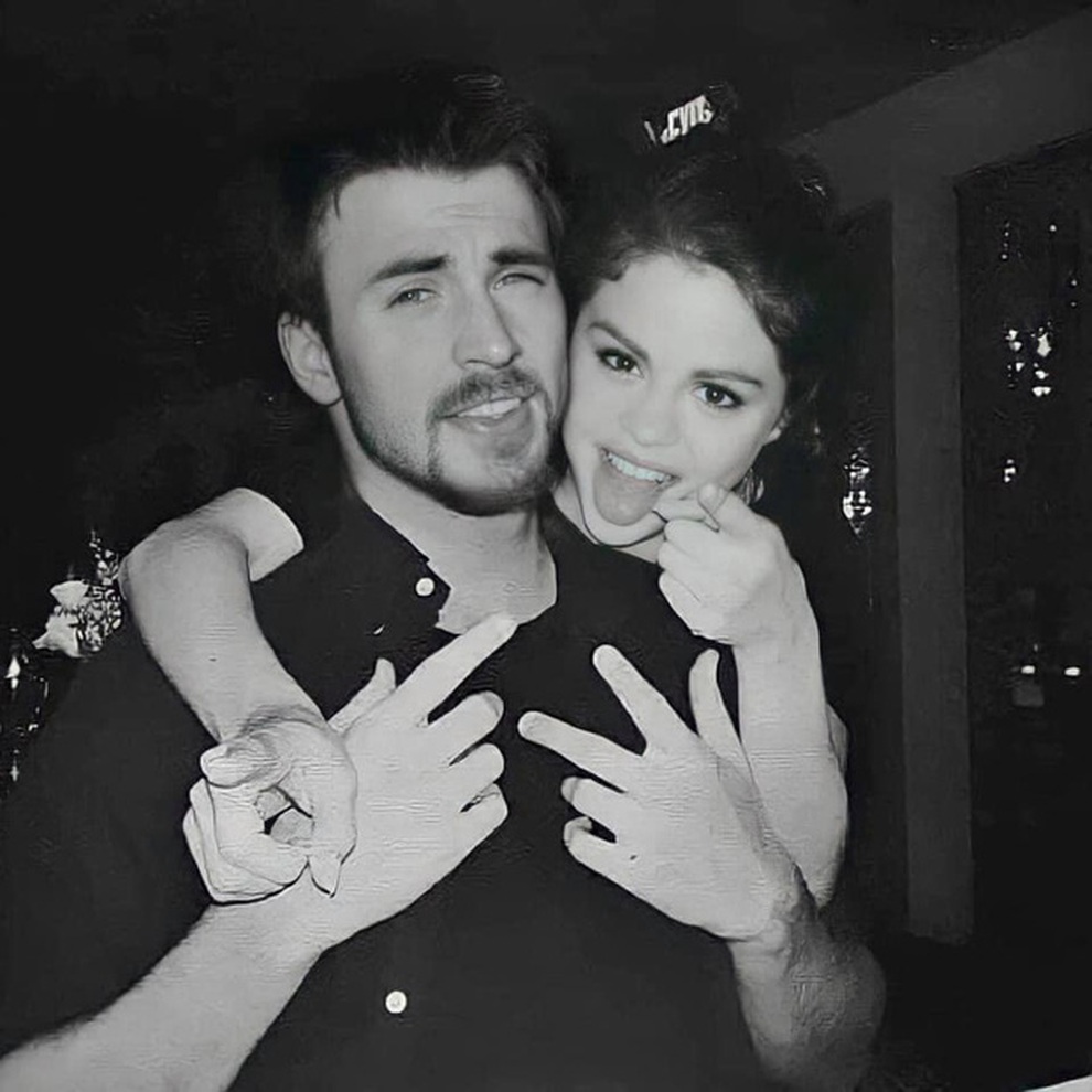 Selena Gomez dửng dưng trước tin đồn hò hẹn Chris Evans - 2 Selena Gomez dửng dưng trước tin đồn hò hẹn Chris Evans - 2