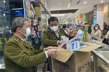 Sốc trước cảnh tượng tranh mua khẩu trang ở chợ thuốc lớn nhất miền Bắc