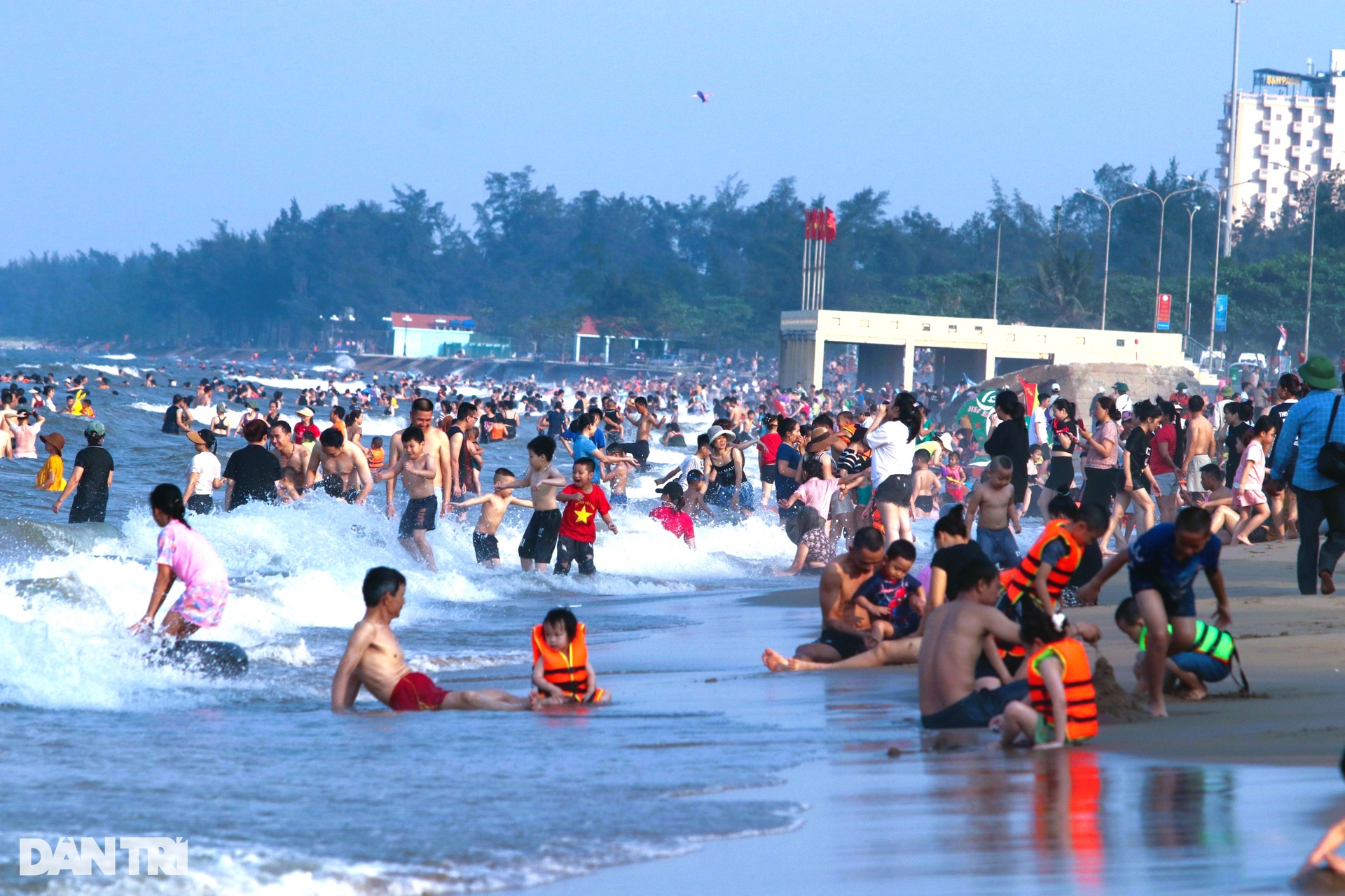 Nắng nóng như đổ lửa, biển Cửa Lò đông nghịt người đến hạ nhiệt - 2 Nắng nóng như đổ lửa, biển Cửa Lò đông nghịt người đến hạ nhiệt - 2