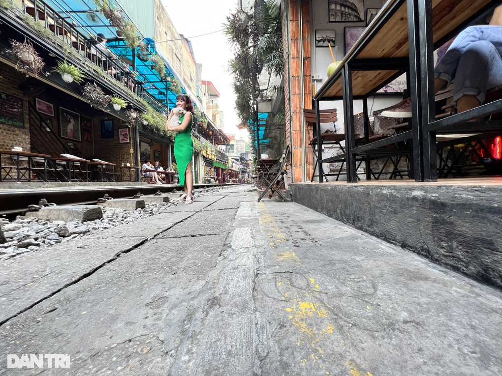 Chủ quán cà phê đường tàu Hà Nội trang bị loa, dựng rào cảnh báo du khách - 5 Chủ quán cà phê đường tàu Hà Nội trang bị loa, dựng rào cảnh báo du khách - 5