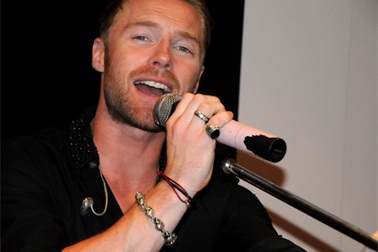 Ronan Keating hát giữa vòng vây khán giả Hà Nội