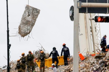 Ông Biden: Vẫn có thể tìm thấy người sống sót trong vụ sập chung cư 12 tầng