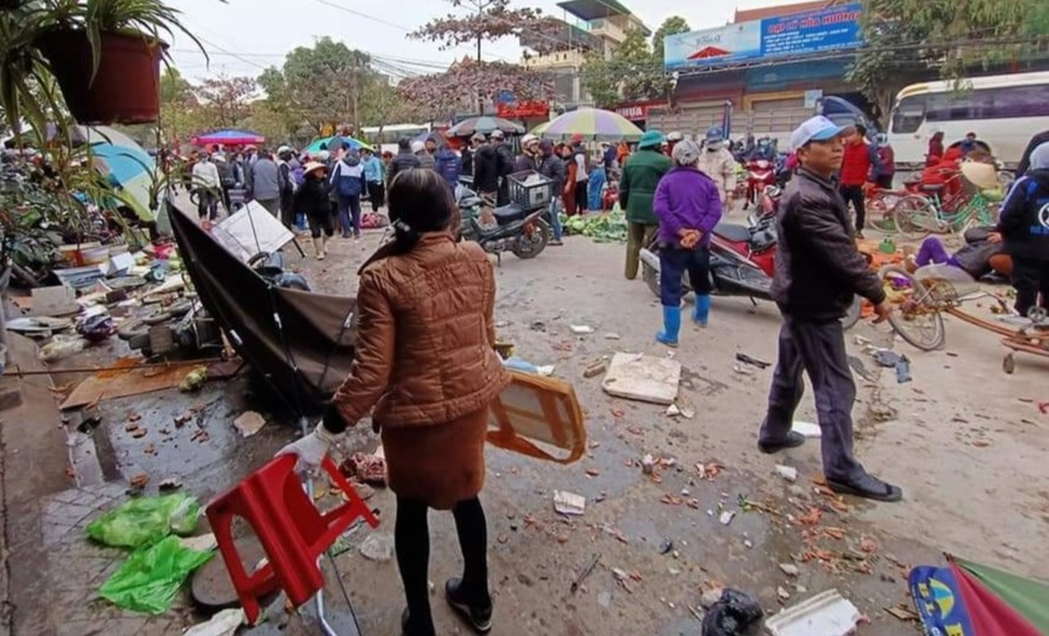 Ô tô lao vào chợ cóc, 7 người bị thương - 1 Ô tô lao vào chợ cóc, 7 người bị thương - 1
