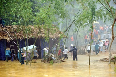 Đi xem diễn tập ứng phó lụt bão, 3 người bị thương khi mìn nổ