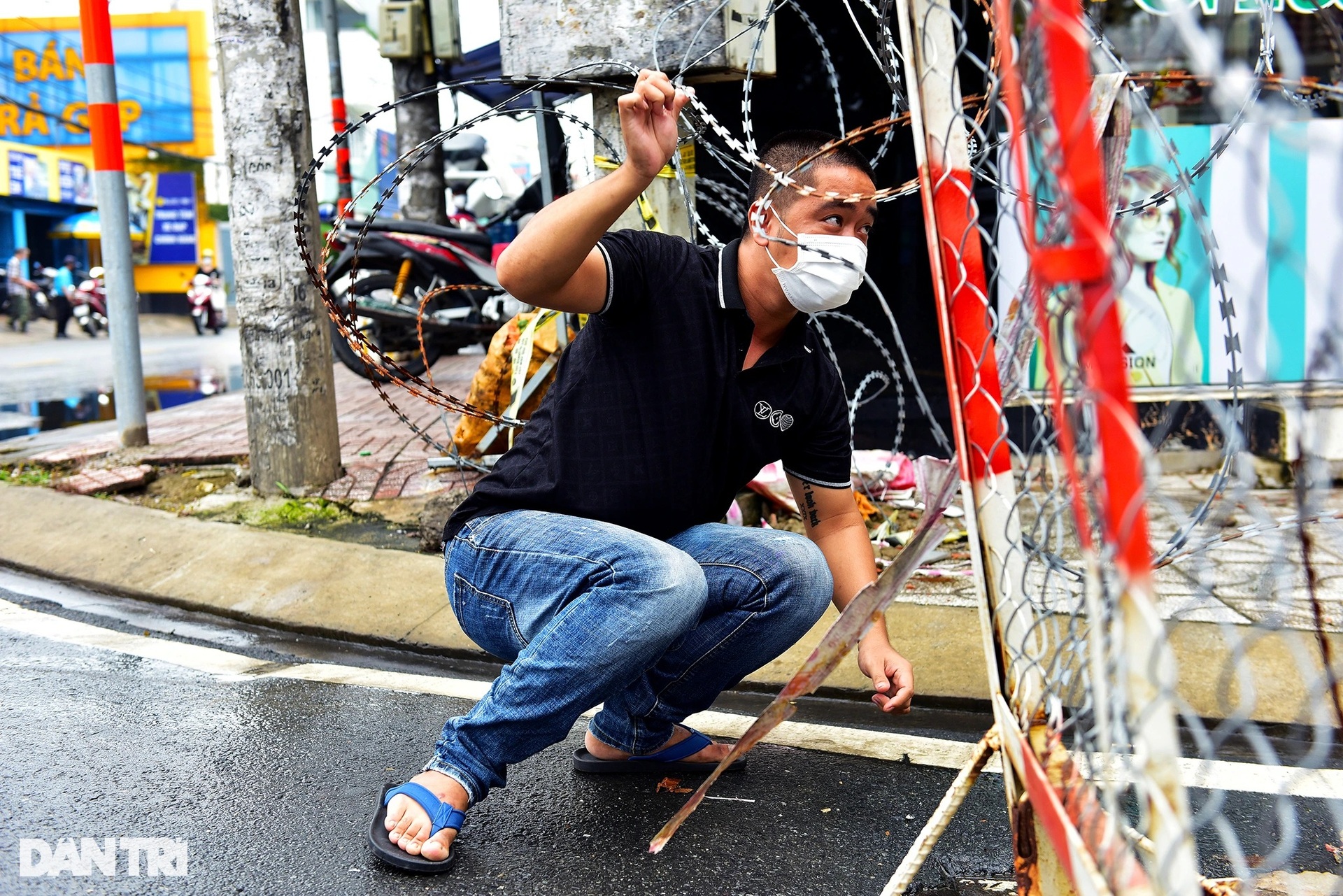 Hàng rào bịt kín hẻm ở Sài Gòn.jpeg