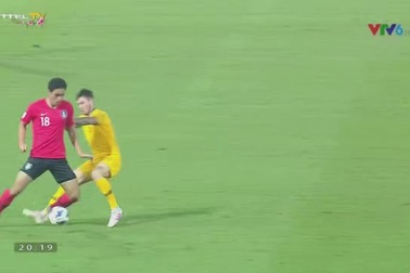 Oh Se-Hun sút bóng trúng khung thành U23 Australia ở phút 3