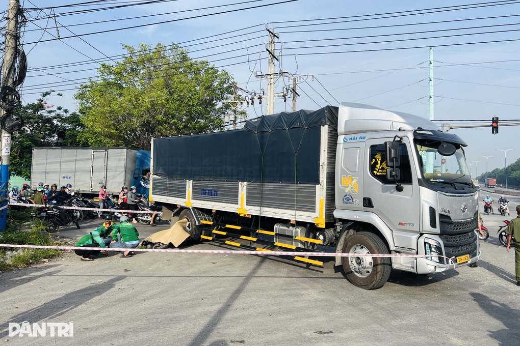 Hai nữ công nhân bị ô tô cán tử vong ở TPHCM - 1 Hai nữ công nhân bị ô tô cán tử vong ở TPHCM - 1