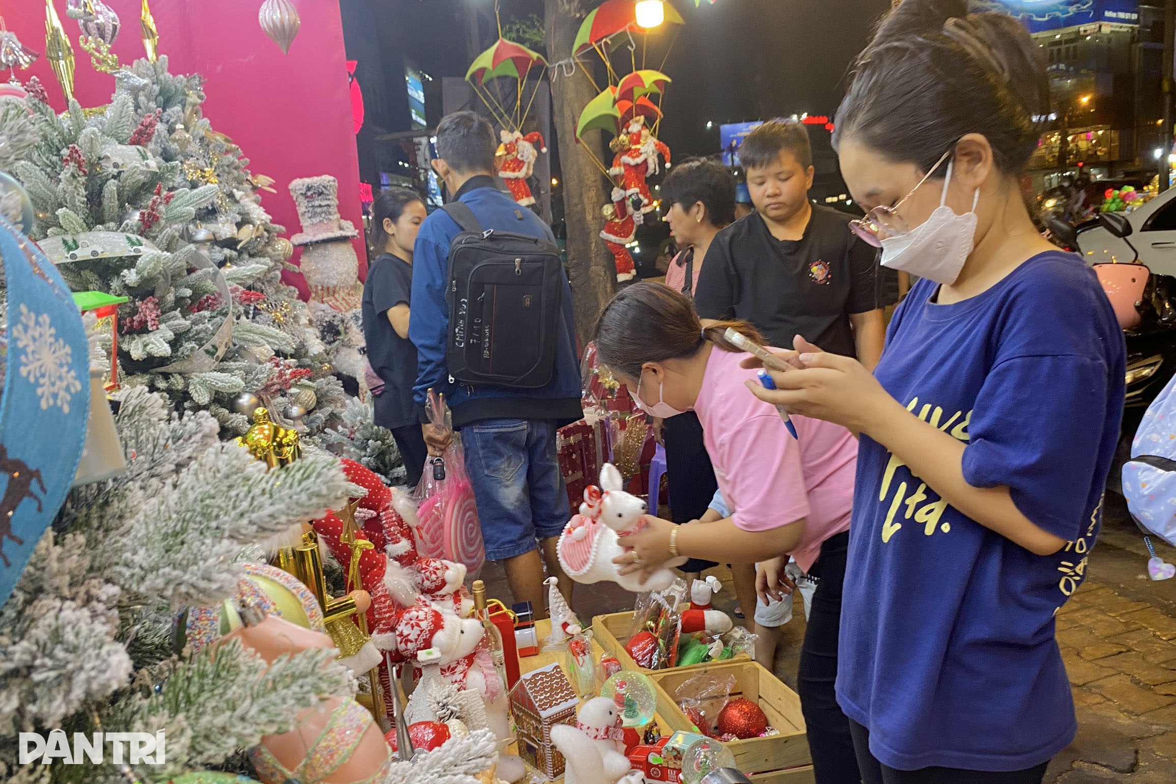 Zákazníci se tlačili na vánoční ulici, ale obchodníci si stále stěžovali - 1 Khách vây kín phố Giáng sinh, tiểu thương vẫn than - 1