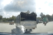 Đừng liều lĩnh "chơi ú oà" với xe công-ten-nơ