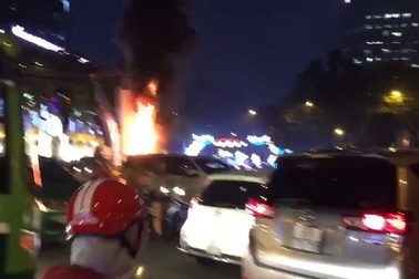 Đèn trang trí vòng xoay nhà thờ Đức Bà bốc cháy ngùn ngụt