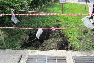 “Hố tử thần” tái xuất trên vỉa hè đường Hoàng Sa