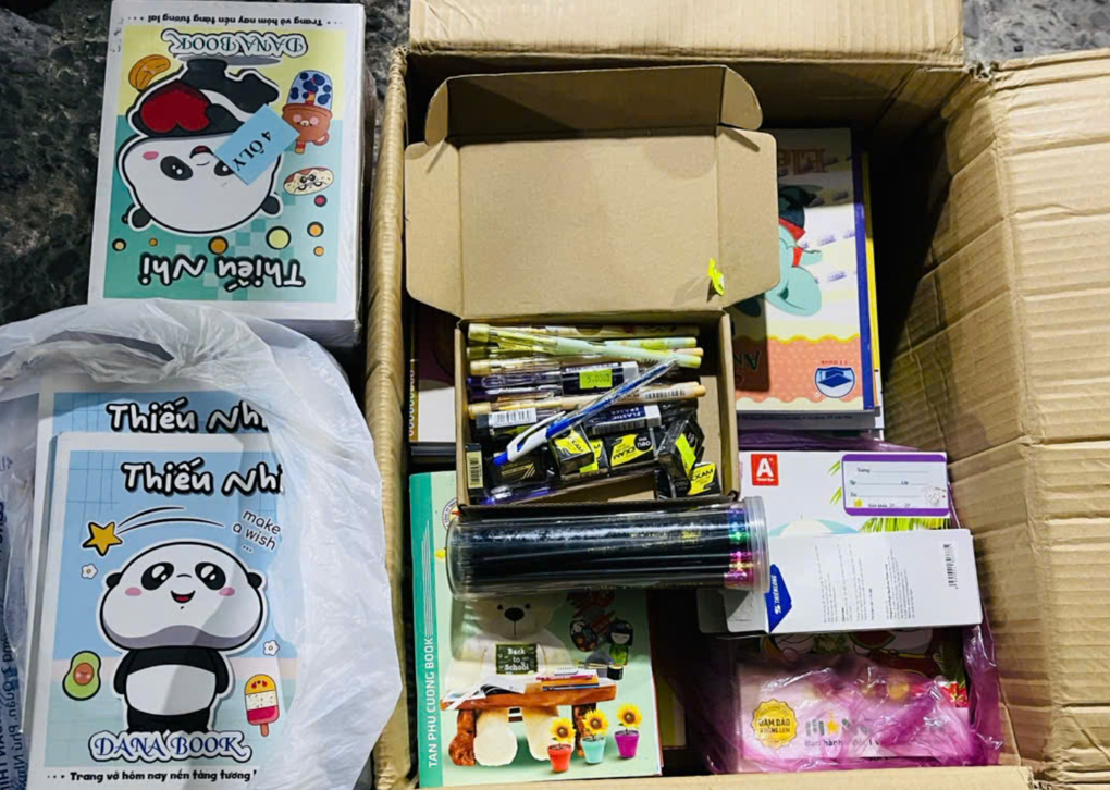 Tài xế Fan Sơn Tùng M-TP đổi tiền công thành sách vở gửi học sinh vùng lũ - 2 Tài xế Fan Sơn Tùng M-TP đổi tiền công thành sách vở gửi học sinh vùng lũ - 2