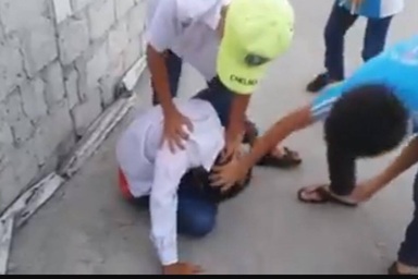 Không “nộp tô” cho bạn nên nam sinh bị đánh hội đồng và tè bậy trước mặt